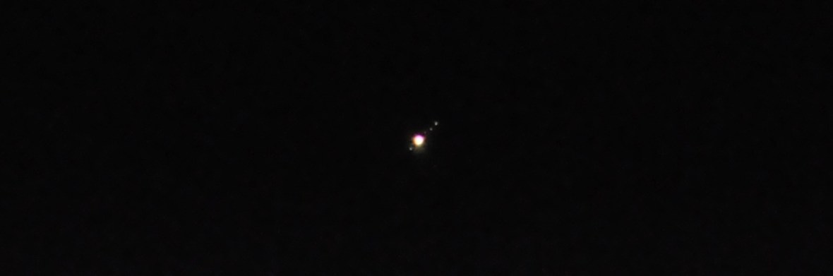 Júpiter con los satélites Ío, Calisto, Europa y Ganímedes ( de izquierda a derecha )