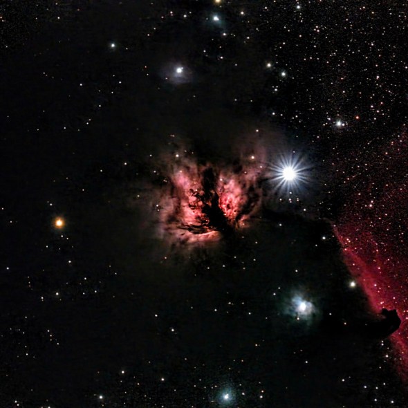 NGC 2024 Nebulosa de la LLama en Orión a 1350 al y también se puede observar la Nebulosa Cabeza de caballo y la brillante estrella del cinturón de Orión Alnitak fotografiado en este espectacular campo amplio