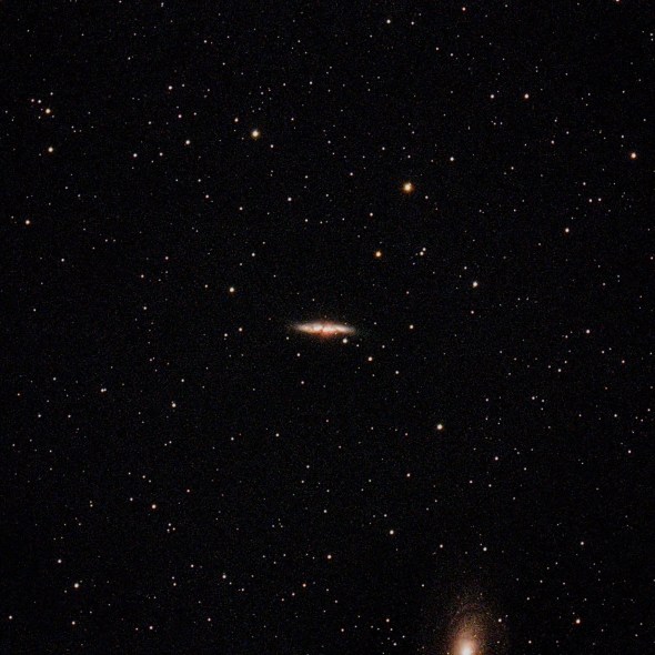 M 82 Galaxia irregular en la Osa Mayor, conocida también como galaxia Cigarro, contiene una tasa de nacimiento de estrellas superior a las demás y una alta actividad en rayos X en su centro.